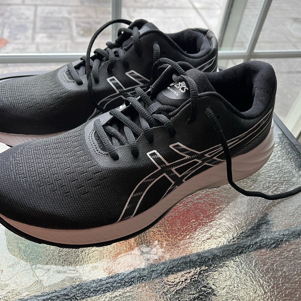 ASICS running shoe barely worn. Black with white size 9-1/2